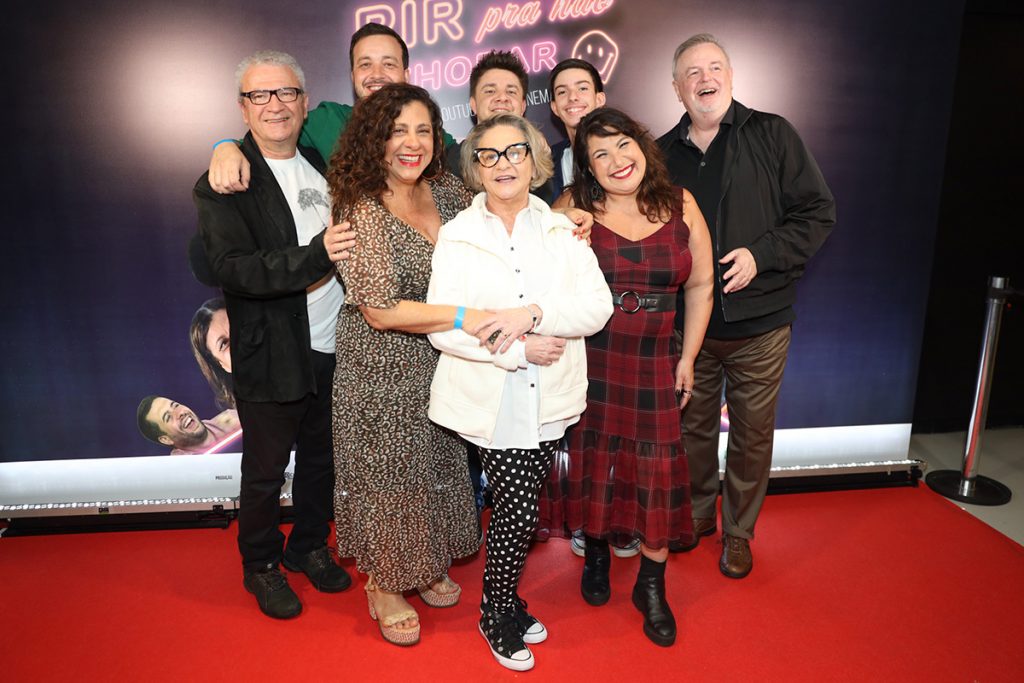 O elenco da produção estava em peso no evento