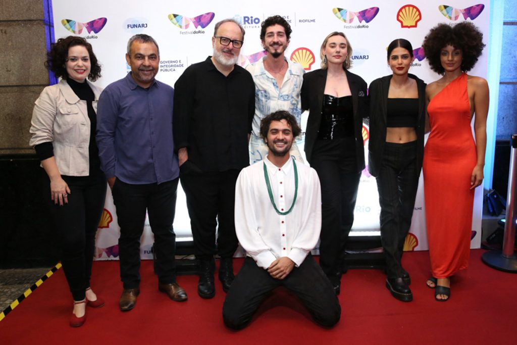 O elenco fez questão de posar ao lado do diretor do filme