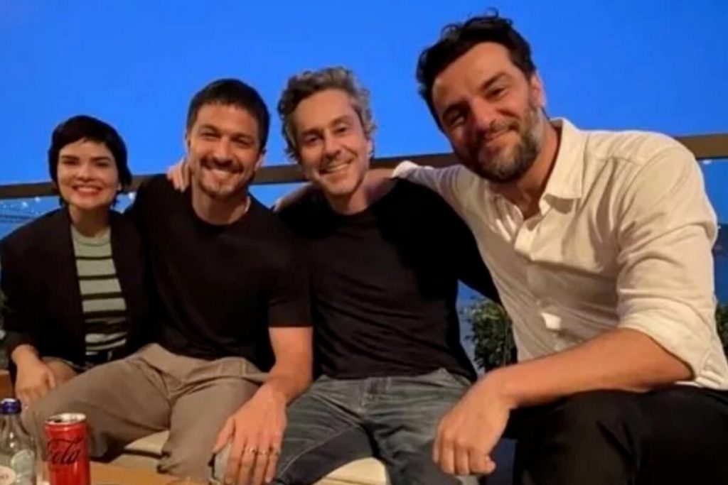 Vanessa Giácomo, Romulo Estrela, Alexandre Nero e Rodrigo Lombardi sentados em uma locação de 'Travessia', em Portugal