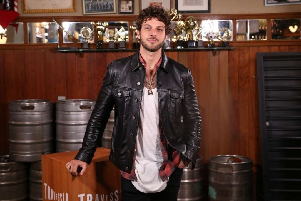 Chay Suede é Ari em Travessia