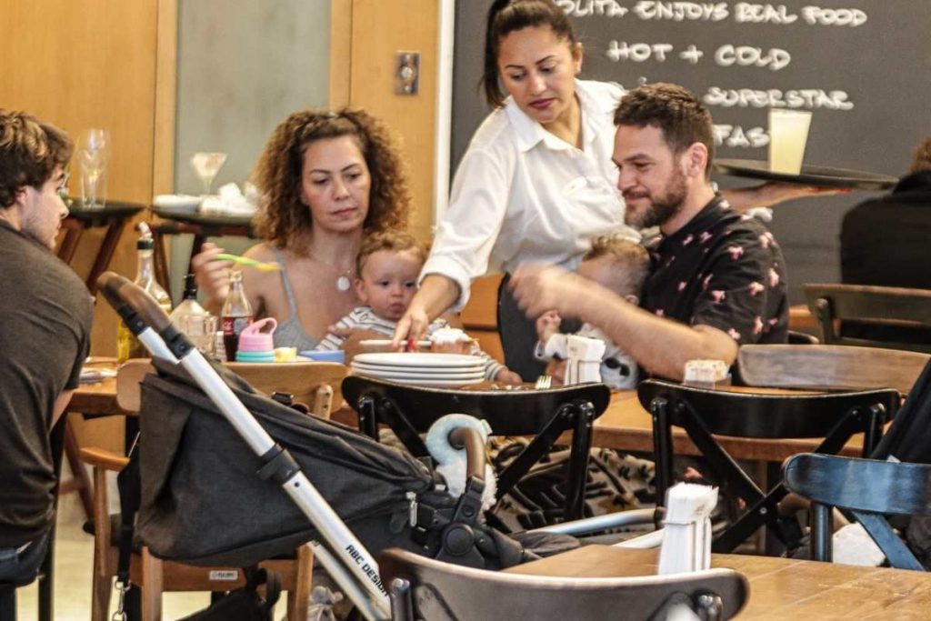 Emilio Dantas e Fabiula Nascimento almoçam com famosos e seus filhos no Rio de Janeiro