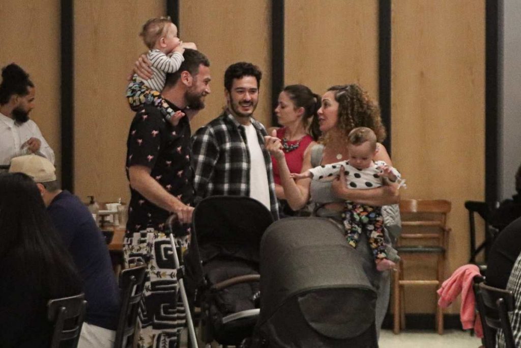 Emilio Dantas, Fabiula Nascimento, Marcos Veras e Rosanne Mulholland almoçam com famosos e seus filhos no Rio de Janeiro