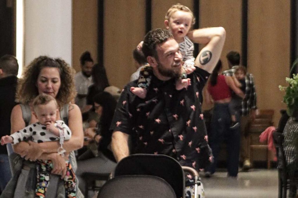 Emilio Dantas e Fabiula Nascimento almoçam com famosos e seus filhos no Rio de Janeiro