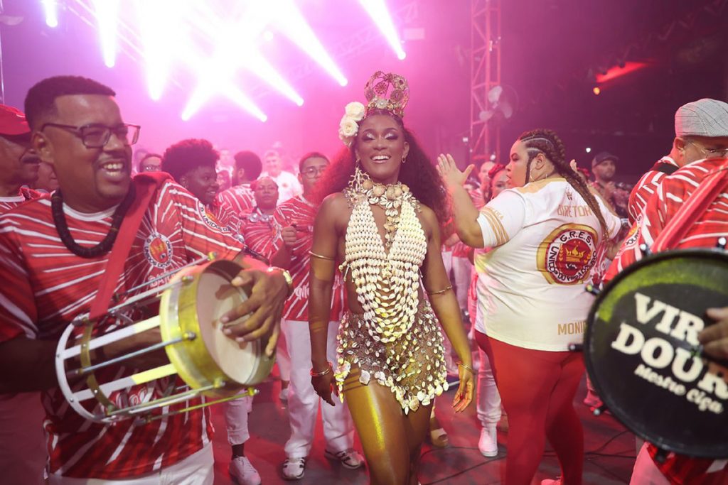 A atriz se jogou no samba