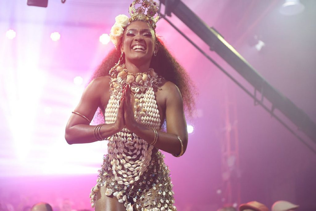 A famosa distribuiu sorrisos na ocasião