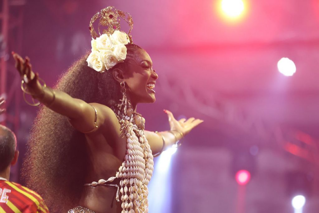 Erika não pareceu se importar com a presença dos fotógrafos