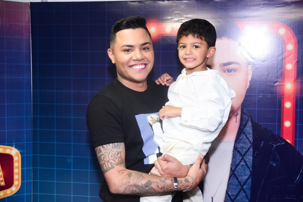 O cantor posou com o filho Miguel nos bastidores