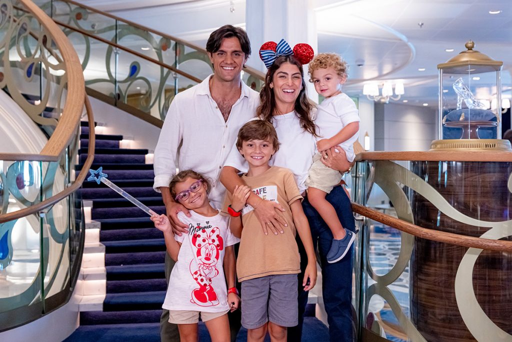 Felipe Simas curtiu muito o cruzeiro da Disney com a família