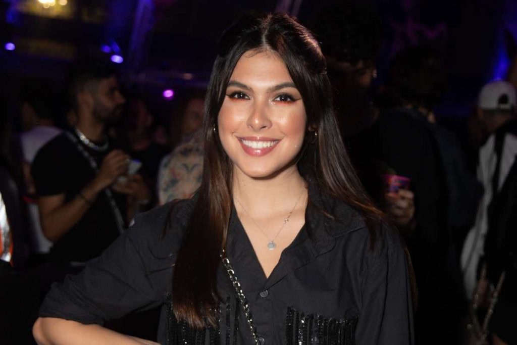 Fernanda Concon posando para foto durante show do Pedro Sampaio em São Paulo