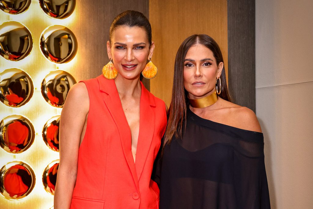 Deborah, que optou por uma blusa preta com transparência, posou ao lado de Fernanda