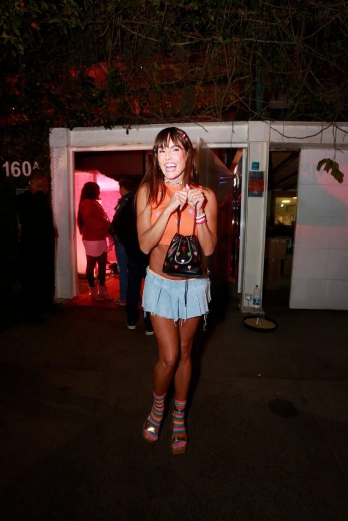 Deborah Secco caracterizada como a personagem Darlene, da novela Celebridade