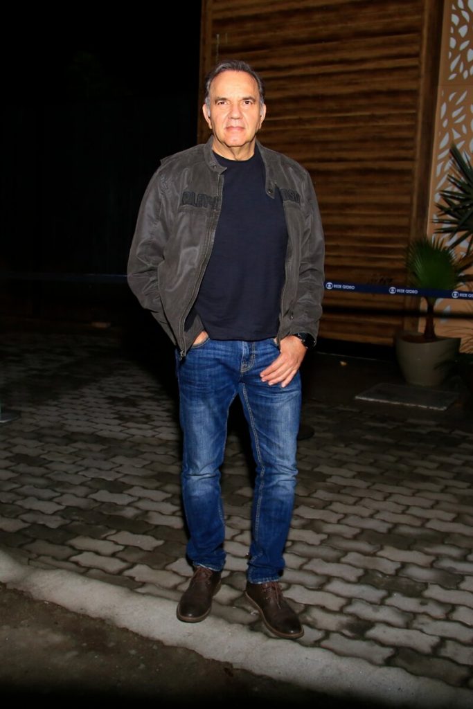Humberto Martins de calça jeans, camisa preta e jaqueta grafite