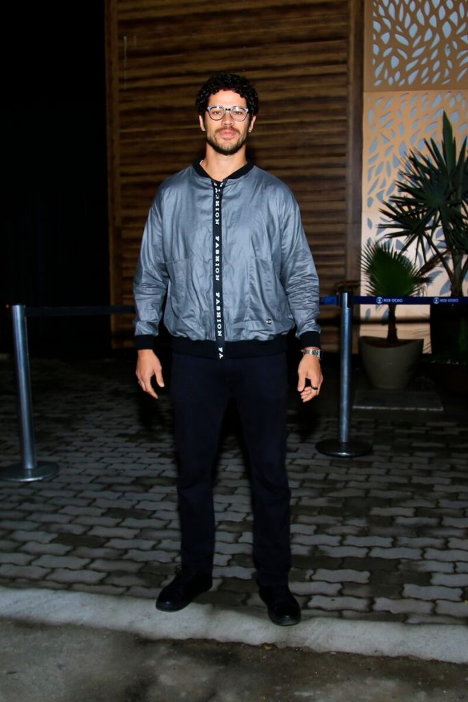 José Loreto de calça preta e casaco cinza