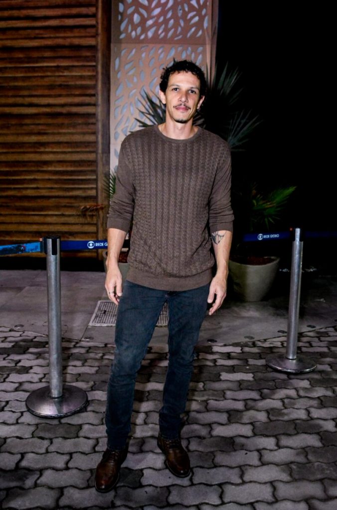 Rafael Losso de camisa marrom e calça jeans