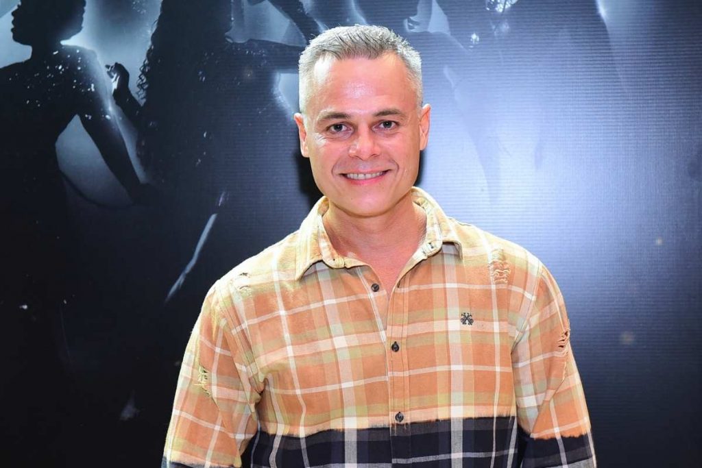 Frederico Reuter posando para foto na estreia do musical