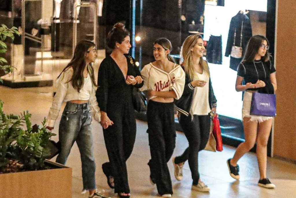 Giovanna Antonelli passeando com filhas no Shopping