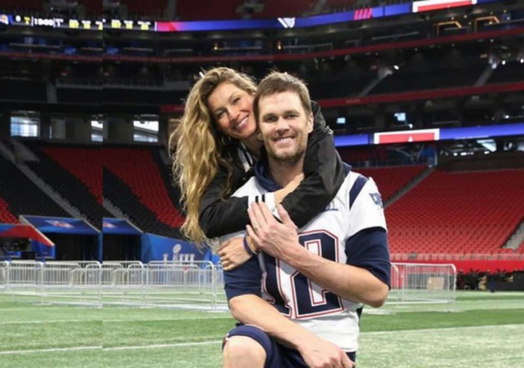 Gisele Bündchen abraça Tom Brady no campo