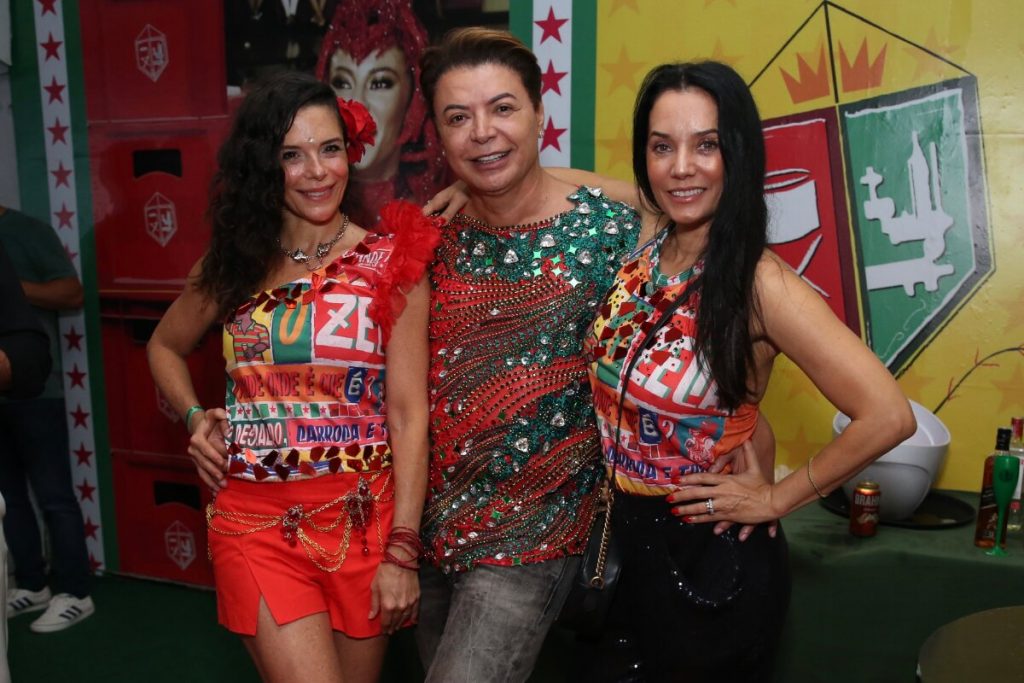 Mila Christie, David Brazil e Mônica Carvalho abraçados