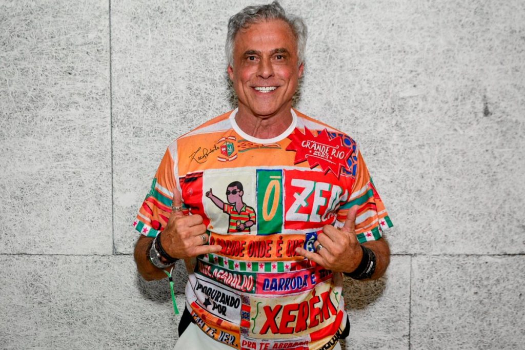 Oscar Magrini com a camisa da Grande Rio