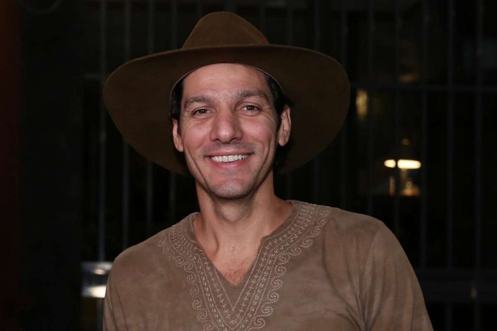 Guito posando para foto em reunião do elenco de