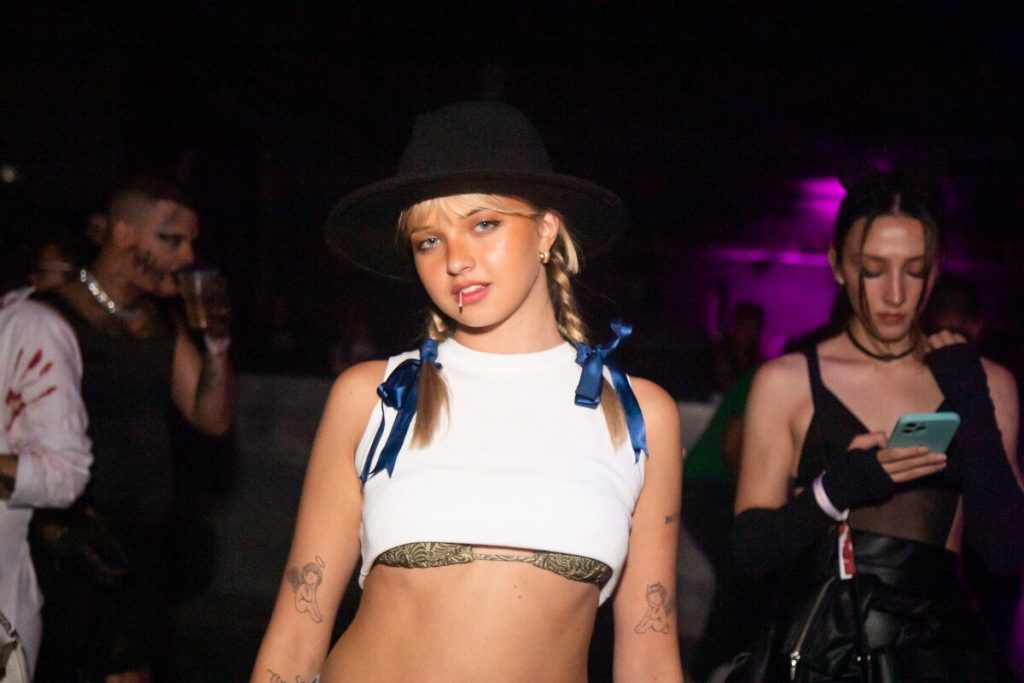 Joalin de cropped branco e chapéu reto