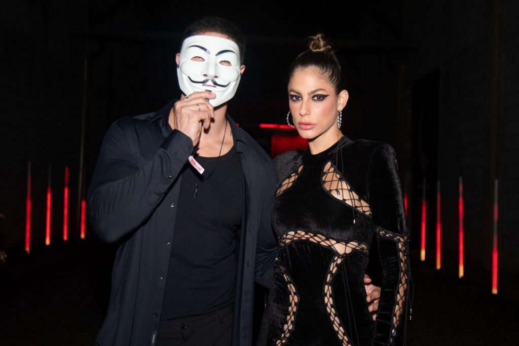 Jonas e Mari Gonzalez de preto, ele de máscara
