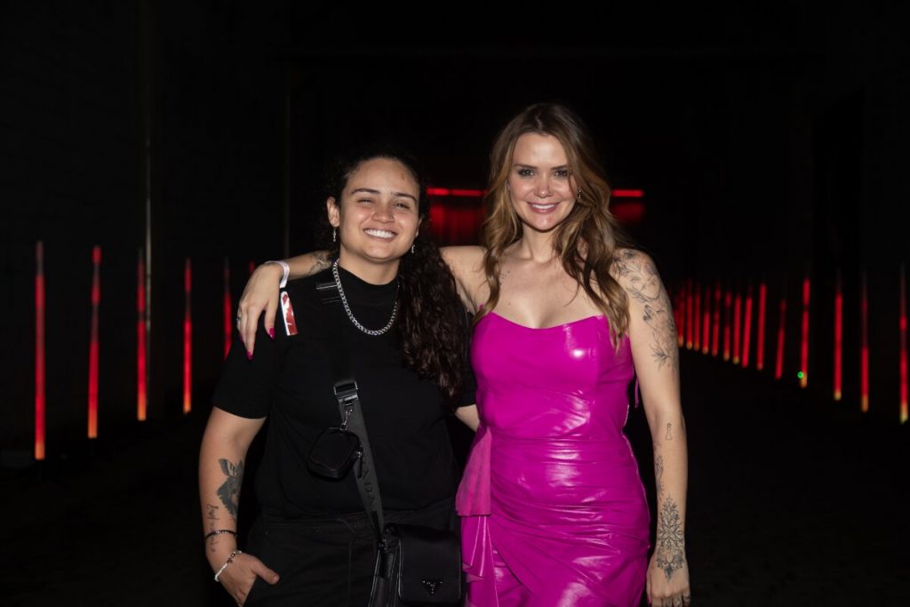 Luisa abraçada à namorada, Marcela Mc Gowan