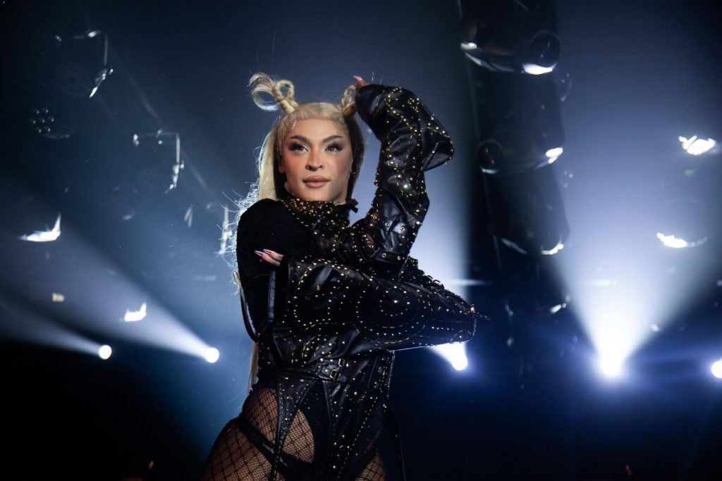 Pabllo Vittar de preto, no palco