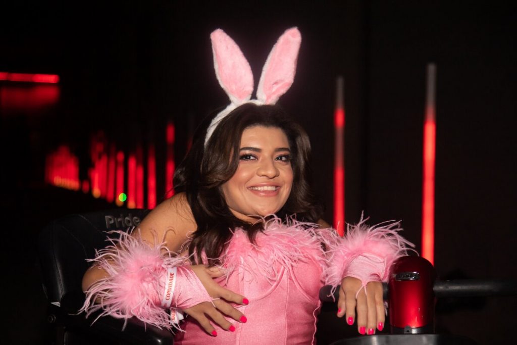 Pequena Lo fantasiada de pantera cor de rosa