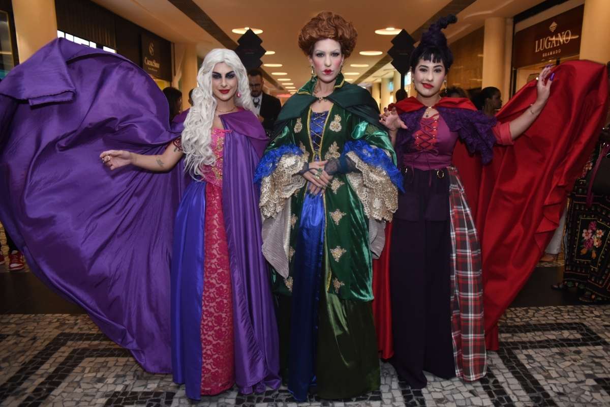 Famosas participam do Baile de Halloween da Sephora