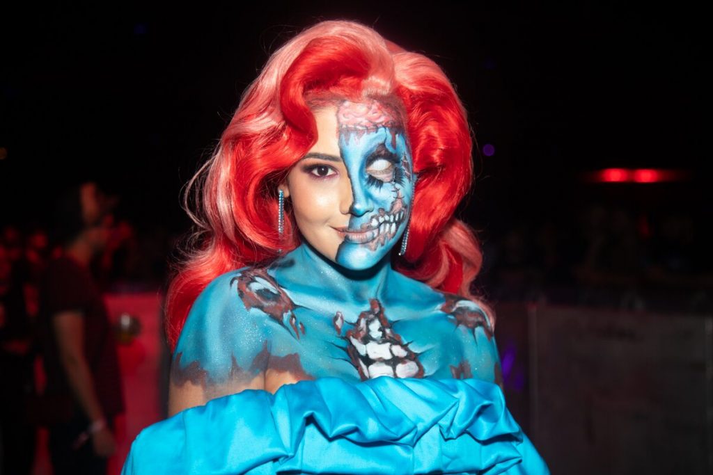 Thaynara OG de azul hallowen