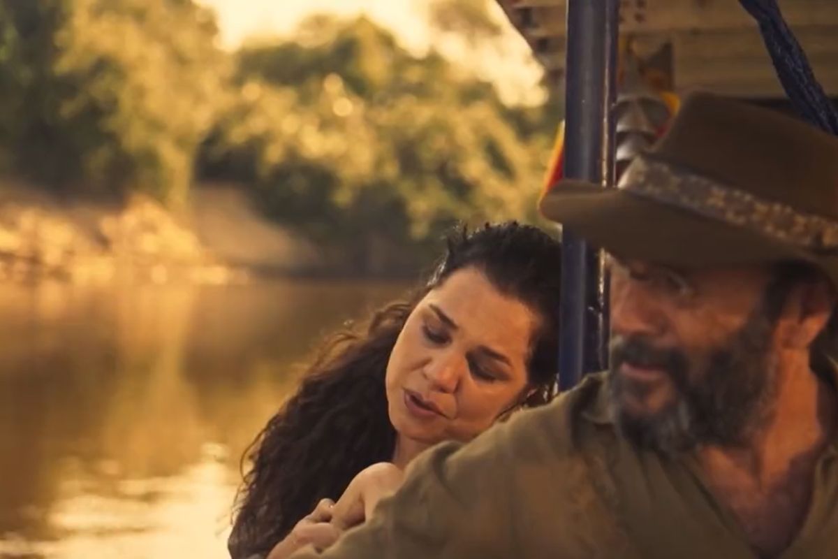 Isabel Teixeira na chalana, com Almir Sater, em cena de Pantanal