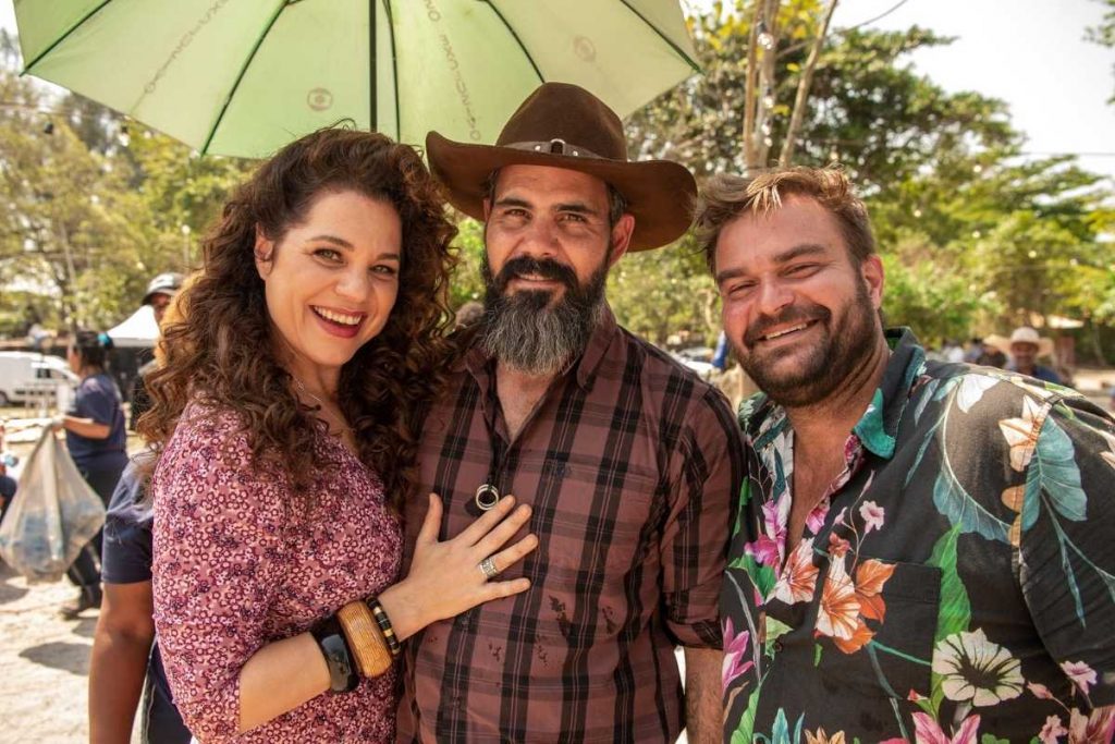 O diretor Davi Lacerda com Isabel Teixeira e Juliano Cazarré nos bastidores de Pantanal