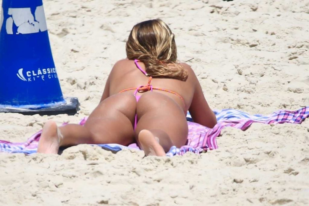 Isabella Santoni de fio dental na praia exibindo bumbum volumoso