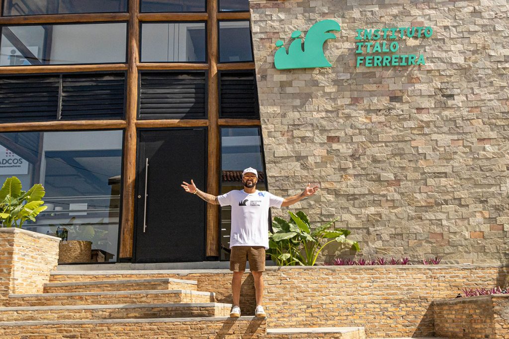 Italo Ferreira inaugura Instituto com seu nome