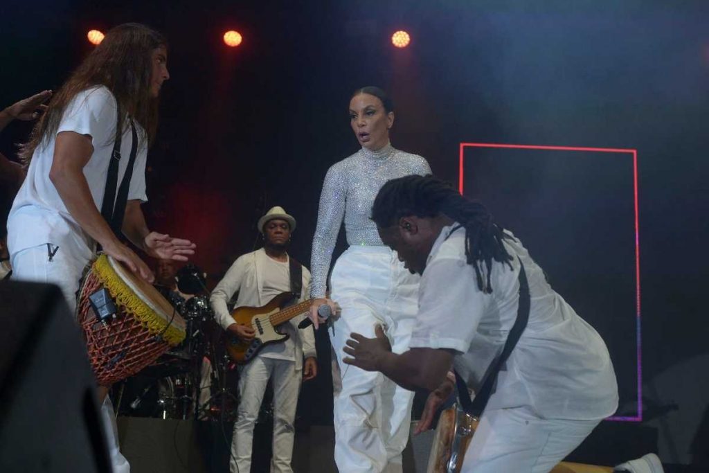 Ivete Sangalo se apresentando com filho Marcelo na Expor Carnaval