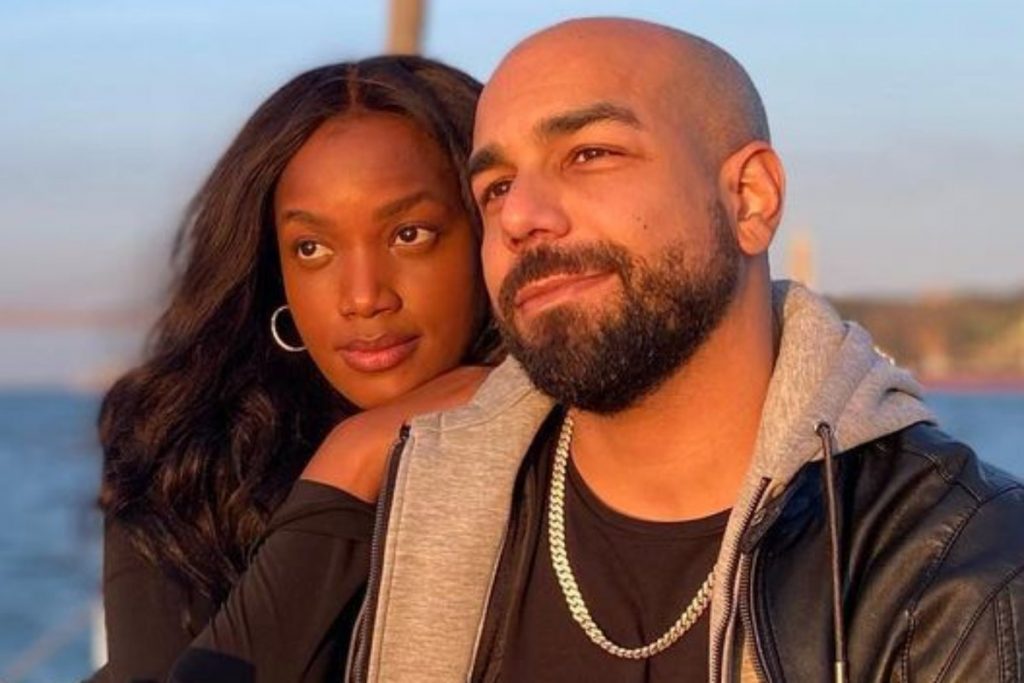 iza posando juntinha com sérgio santos em um barco