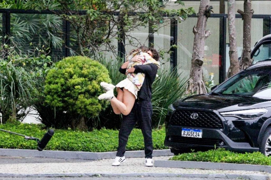 Jade Picon e Chay Suede se abraçando em cena de Travessia