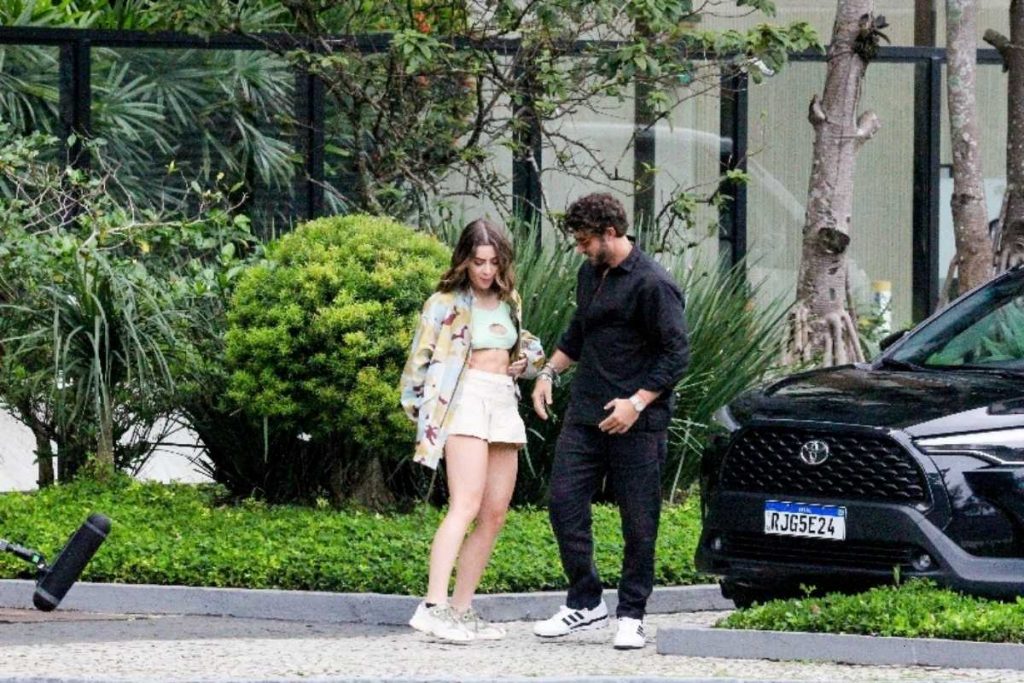 Jade Picon e Chay Suede gravando cena de Travessia