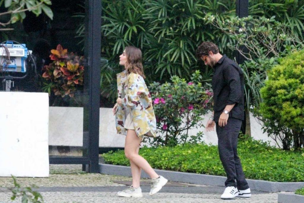 Jade Picon e Chay Suede gravando cena de Travessia