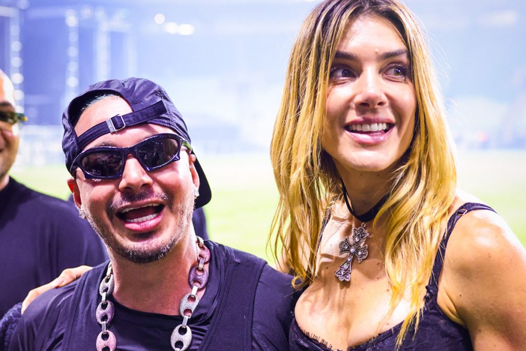 J Balvin ainda fez questão de posar com a esposa