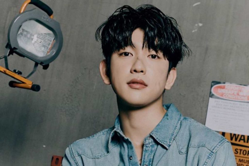 Jinyoung, do GOT7, posando para foto