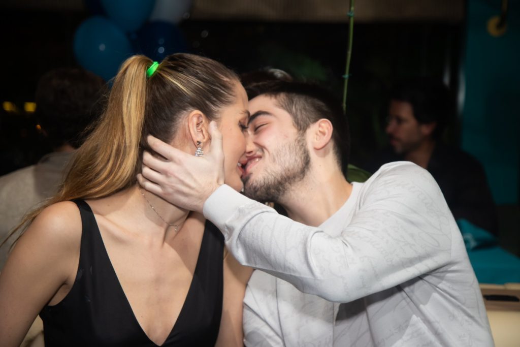 Joao Guilherme Silva beija namorada