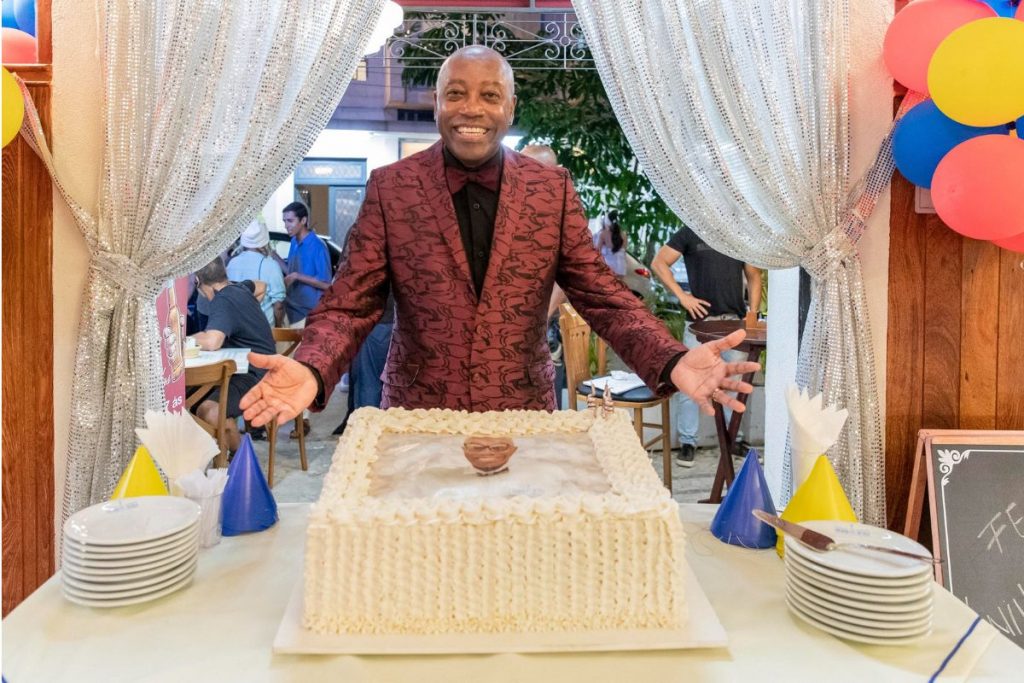 Joel (Nando Cunha) com seu enorme bolo, em cena de Travessia