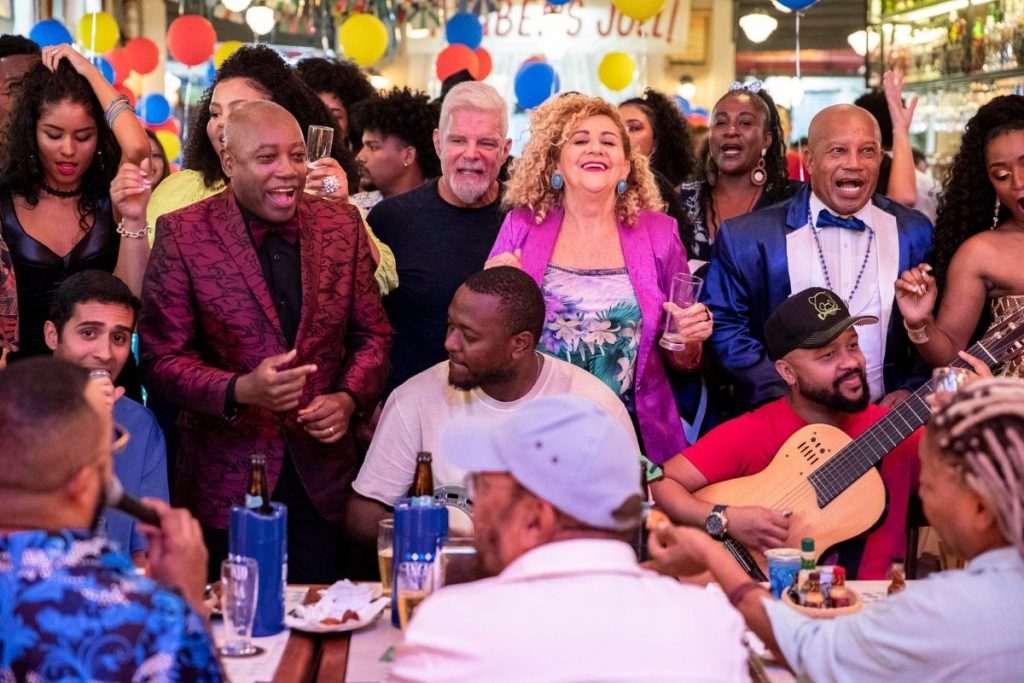 Joel (Nando Cunha) em festança de aniversário em Travessia