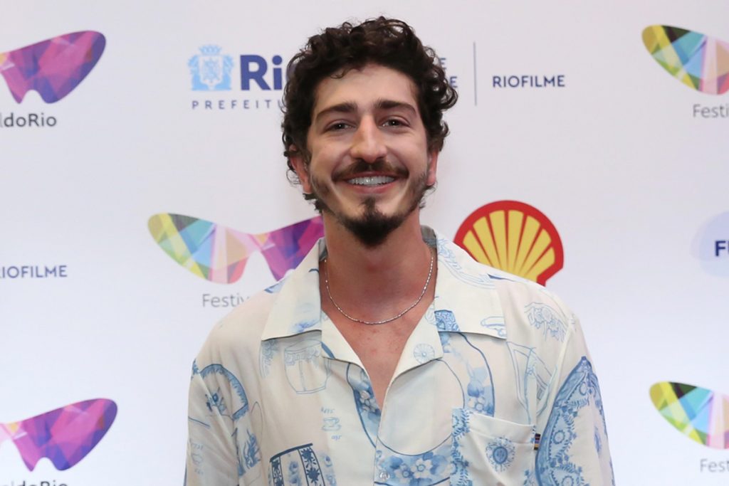 Johnny Massaro esbanjou simpatia ao posar para os fotógrafos