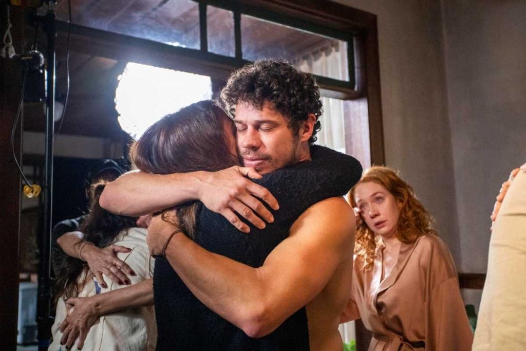 A diretora Beta Richard recebendo um abraço de José Loreto, no encerramento das gravações de Pantanal