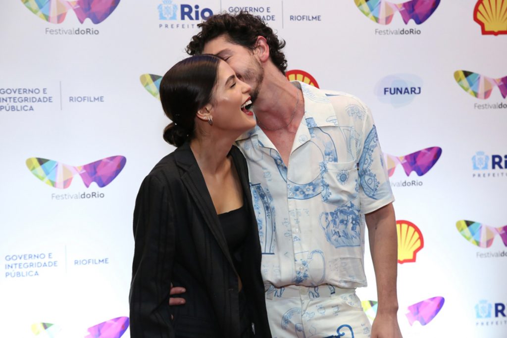 A atriz trocou diversos carinhos com Johnny Massaro