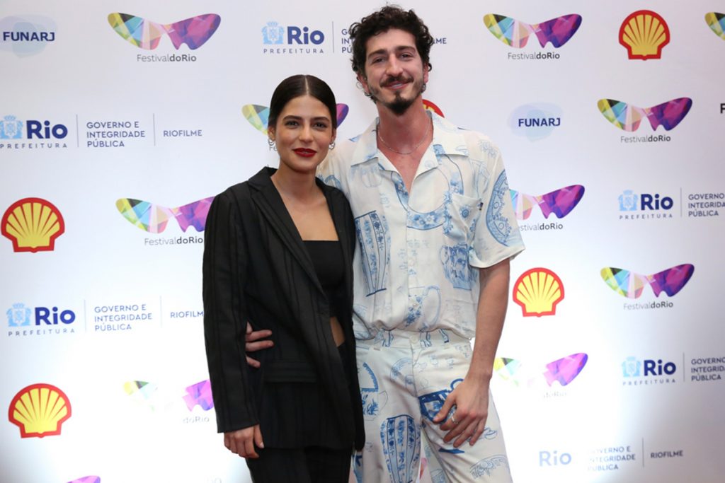 Julia Dalavia e Johnny Massaro posaram juntos no evento