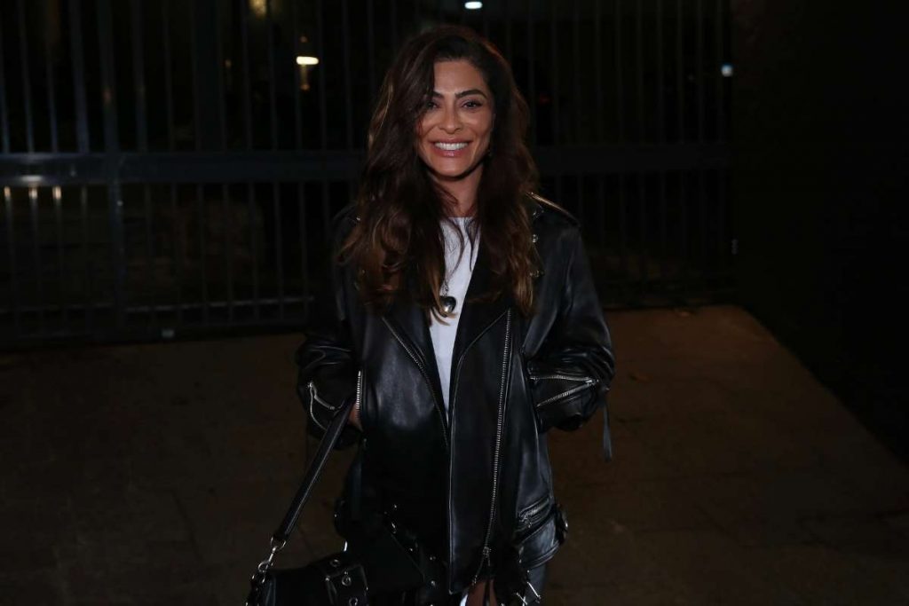 Juliana Paes posando para foto em reunião do elenco de